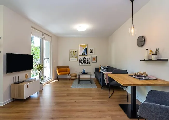 Center - Free Parking - Walk To Main Street