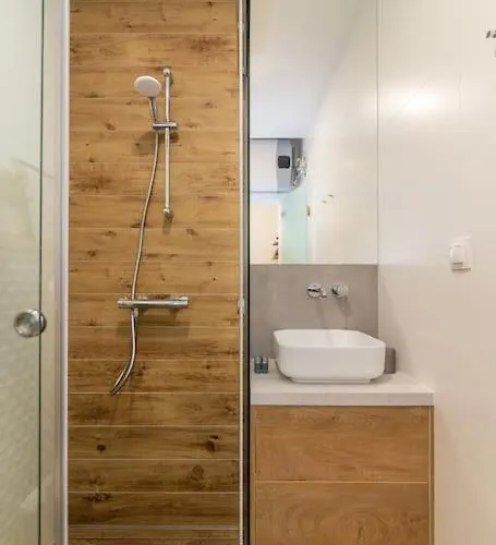 Center - Free Parking - Walk To Main Street *