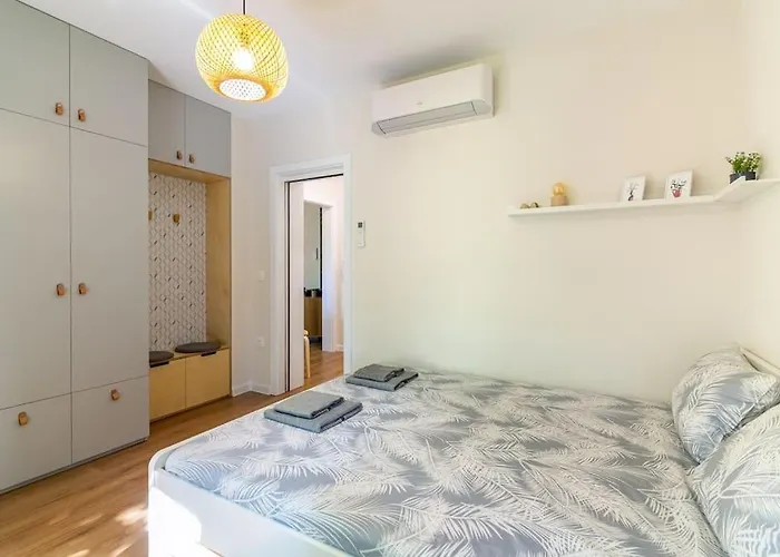 Center - Free Parking - Walk To Main Street